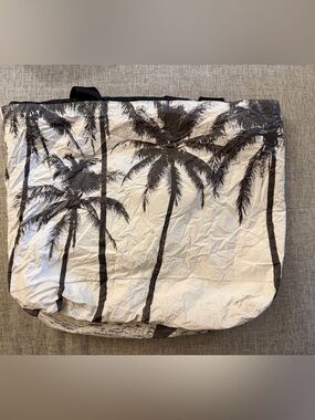 Aloha Collection Palm Tree Beach Zippered Tote Bag in Black and White